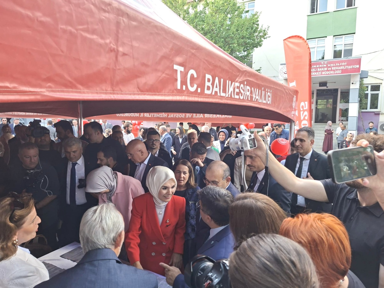 Minister Mahinur Özdemir Göktaş visited the 60th Renewal University stand. 3