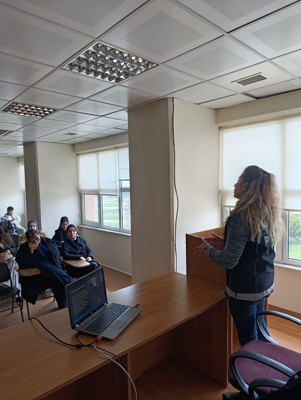 Narkotik Suçlarla Mücadele Şube Müdürlüğü görevlileri tarafından öğrencilere Turizm Fakültesinde eğitim verilmiştir 1