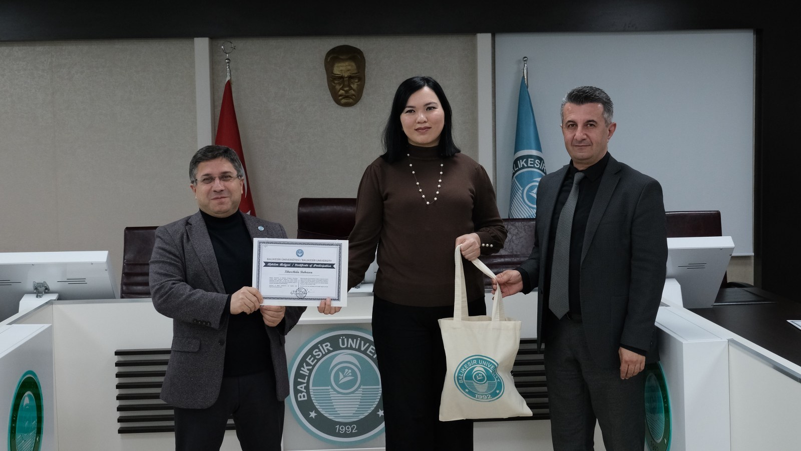 Özbekistan Alfraganus Üniversitesi Heyeti BAÜN’de Faaliyetlerini Başarıyla Tamamlayarak Sertifikalarını Rektör Oğurlu’dan Aldı 8