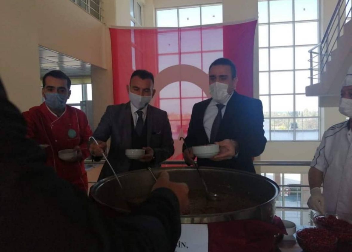 Burhaniye'de Üniversiteliler Bin 500 Kişilik Aşure Yaptı 3