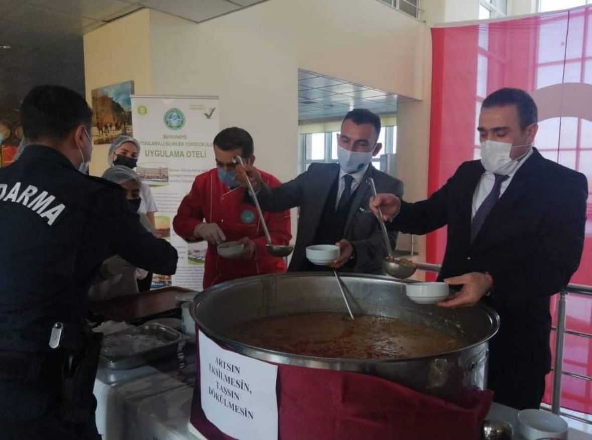 Burhaniye'de Üniversiteliler Bin 500 Kişilik Aşure Yaptı 2