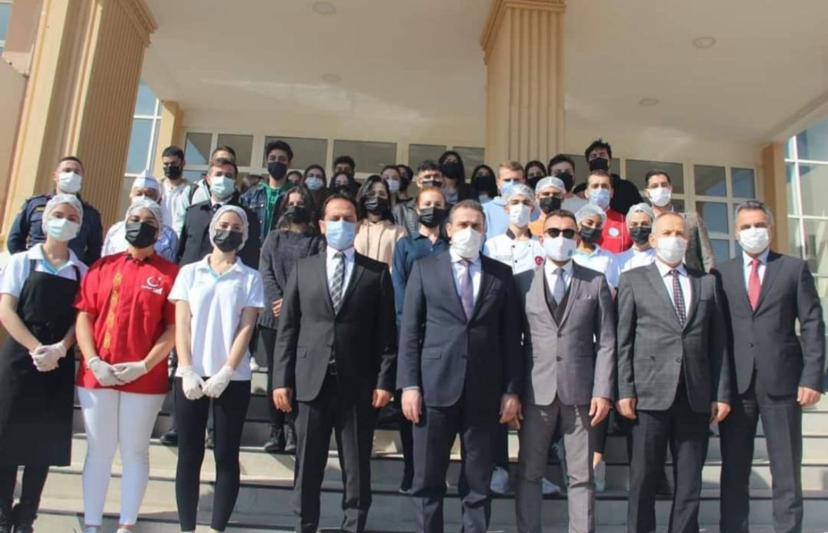 Burhaniye'de Üniversiteliler Bin 500 Kişilik Aşure Yaptı