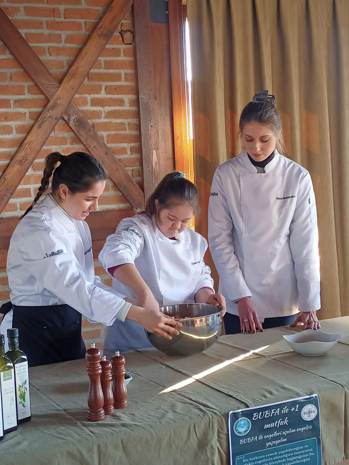 Balıkesir'de Down Sendromlu Gençler Mutfağa Girdi ve Yemek Yaptı 3