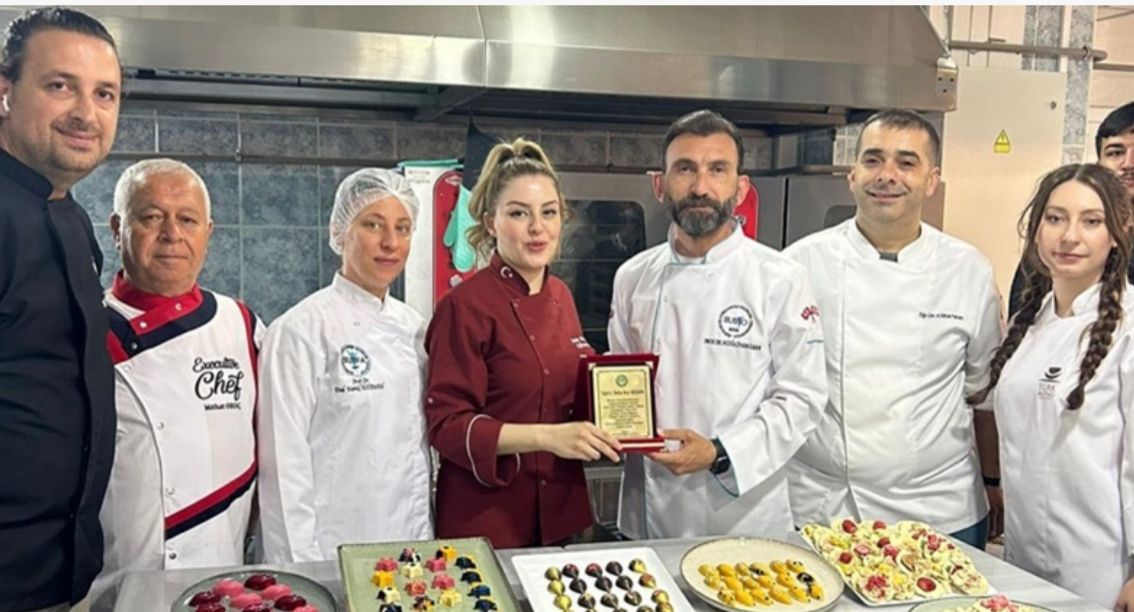 Burhaniye'de Üniversiteliler Çikolata Yapımını Öğrendi