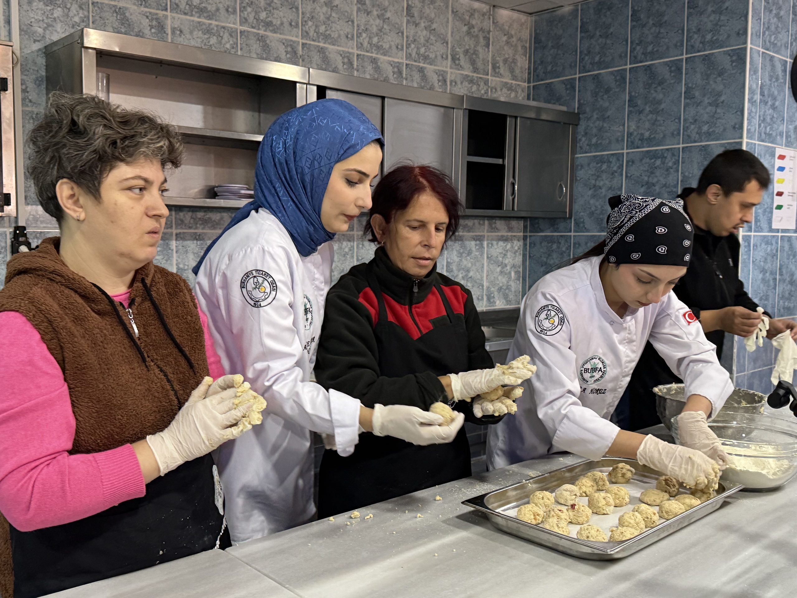 Balıkesir'de Üniversite Öğrencileri, Zihinsel Engellilerle Sokak Hayvanları İçin Mama Hazırladı 3