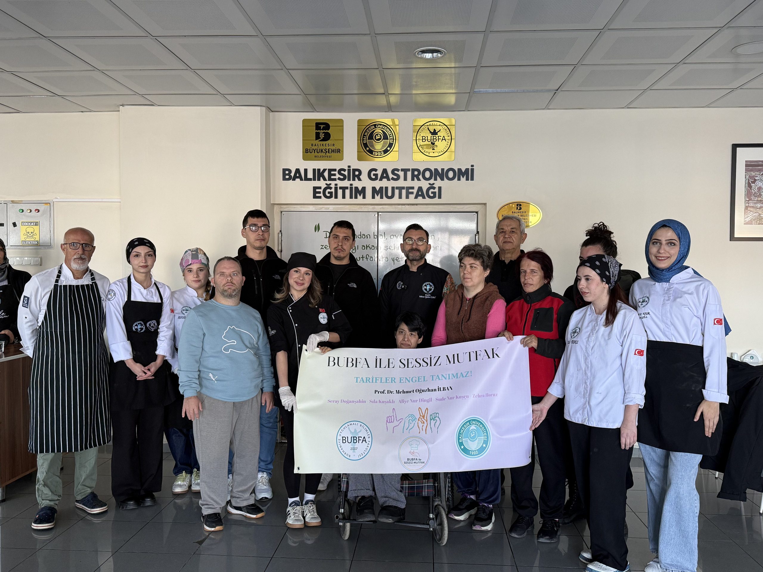Balıkesir'de Üniversite Öğrencileri, Zihinsel Engellilerle Sokak Hayvanları İçin Mama Hazırladı 1