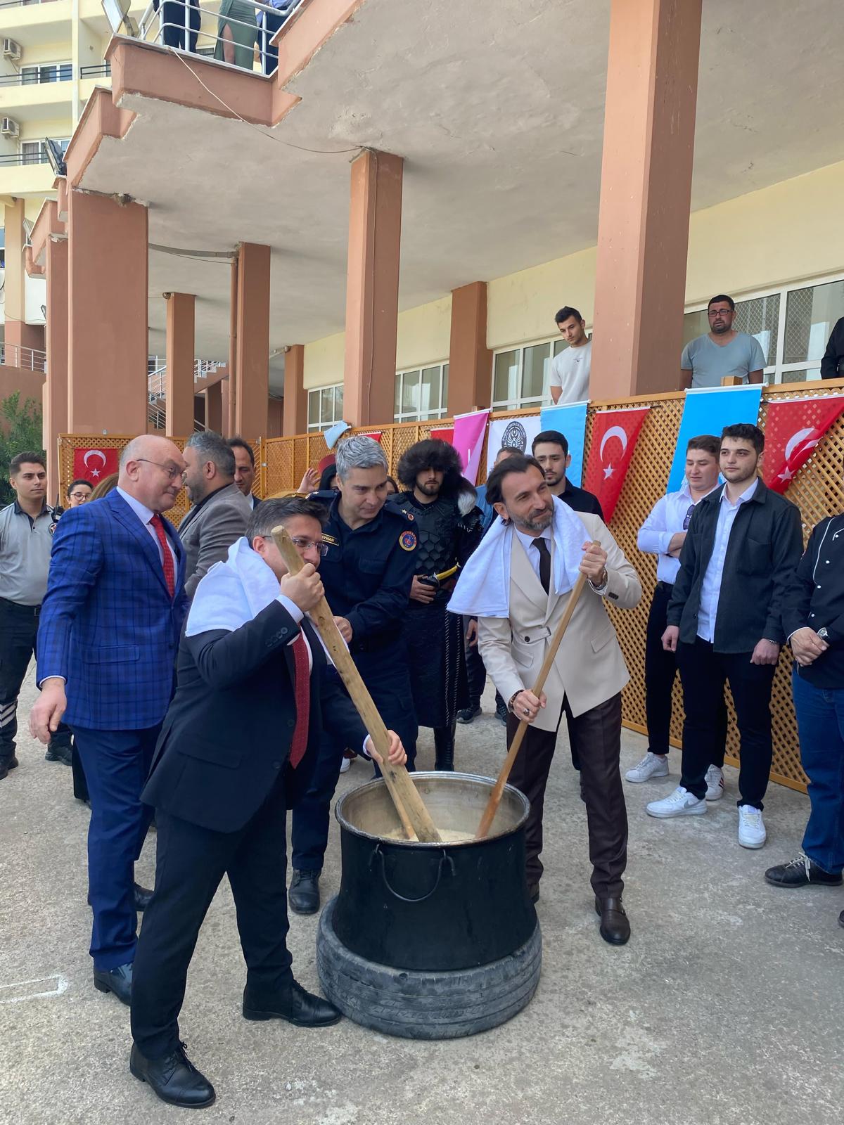 Protocol Members in Balıkesir Cooked Keşkek and Forged Iron at the Tourism Festival 10