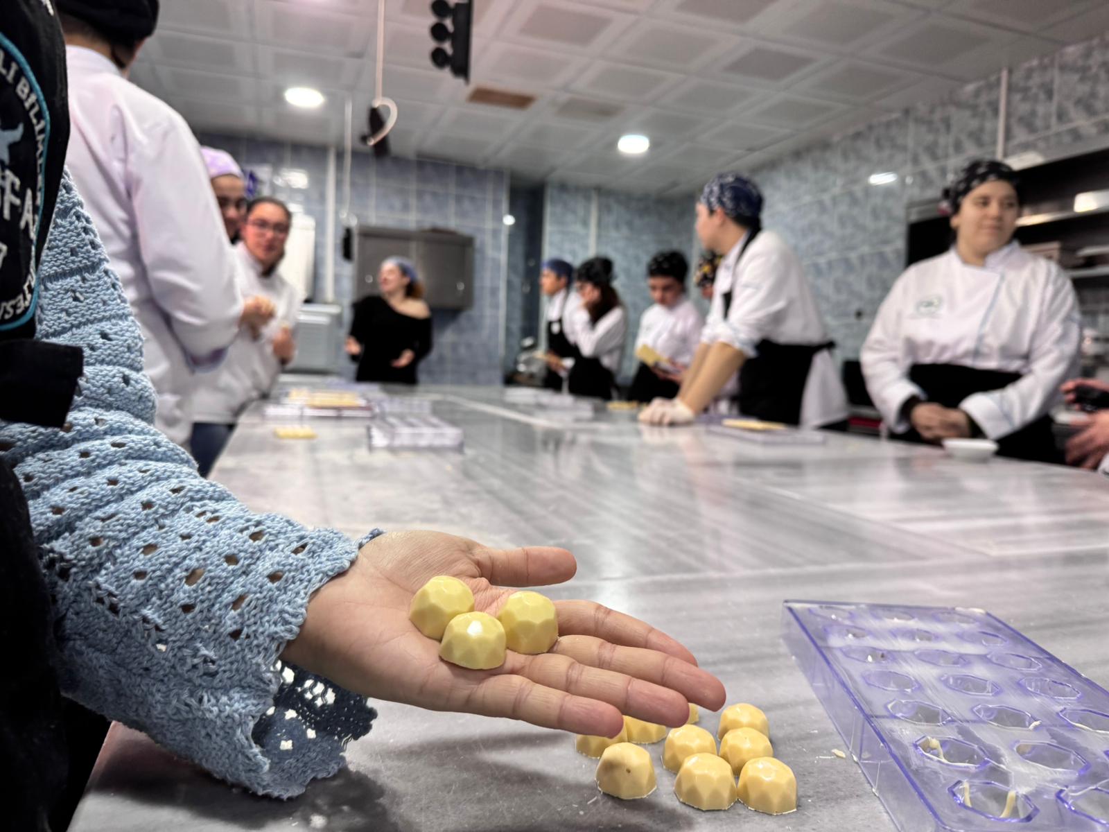 Lezzet ve Sanat Buluştu: BAÜN BUBFA Gastronomi Öğrencilerine Özel Çikolata Atölyesi  8