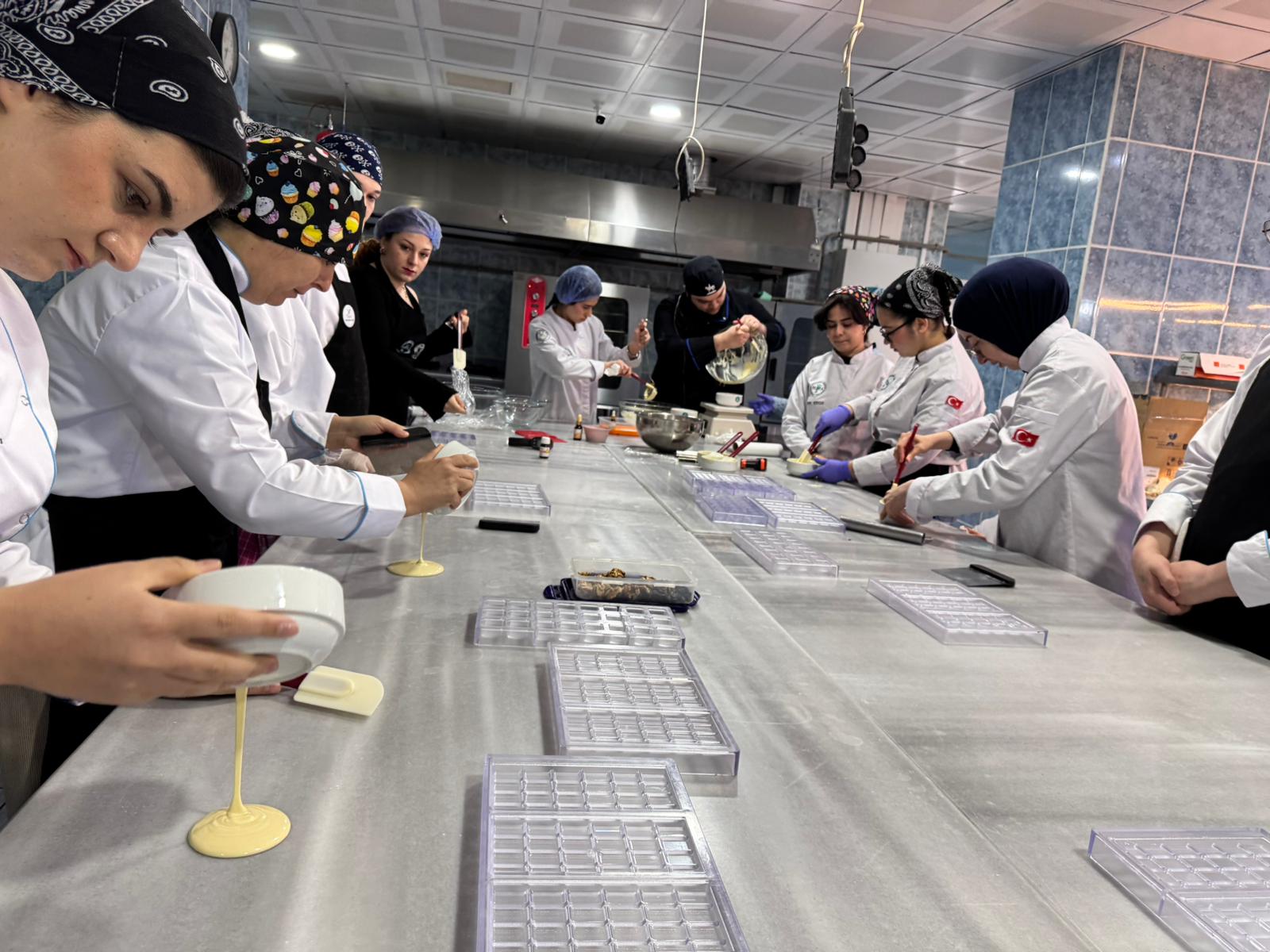 Lezzet ve Sanat Buluştu: BAÜN BUBFA Gastronomi Öğrencilerine Özel Çikolata Atölyesi  9