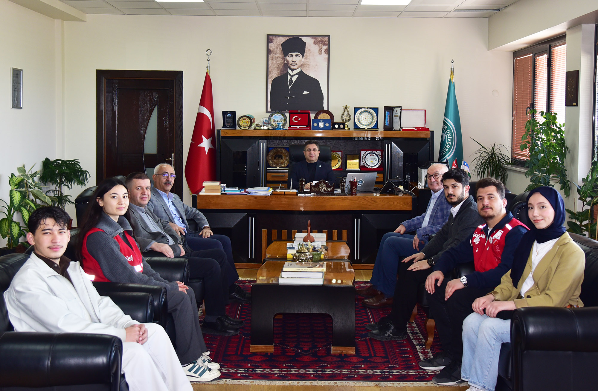 Genç Kızılay Balıkesir Yönetimi, Rektör Prof. Dr. Yücel Oğurlu’nun Konuğu Oldu 1