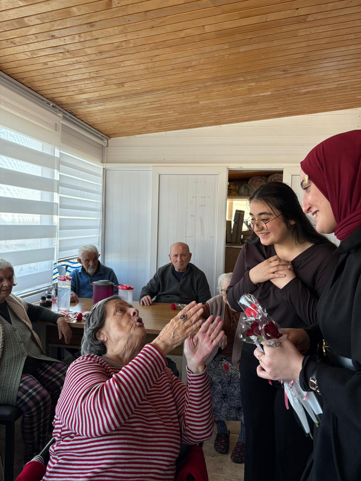 Yüksekokulumuz Öğrencilerinden Huzurevi Sakinlerine Moral Ziyareti 5