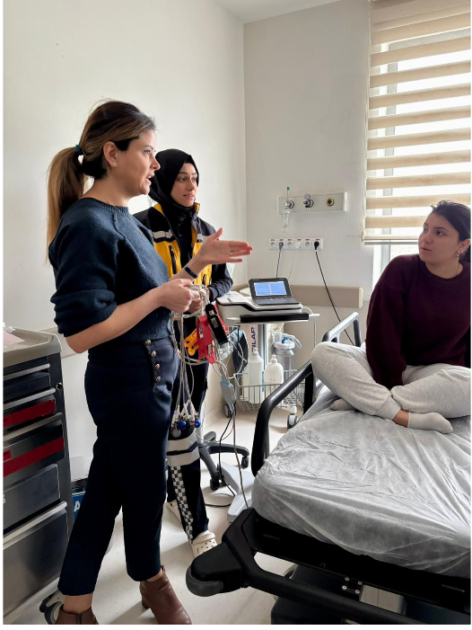 İvrindi Sağlık Hizmetleri Meslek Yüksekokulu İlk ve Acil Yardım Programı 1. sınıf öğrencileri Resüsitasyon dersi kapsamında İvrindi Devlet Hastanesi’ne ziyaret gerçekleştirdi. 9