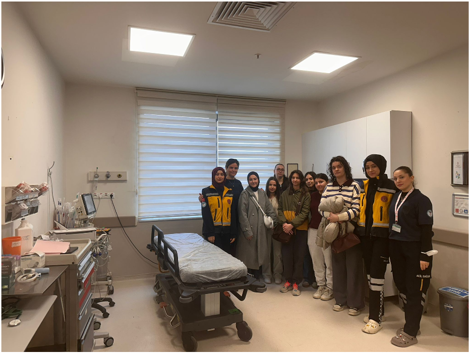 İvrindi Sağlık Hizmetleri Meslek Yüksekokulu İlk ve Acil Yardım Programı 1. sınıf öğrencileri Resüsitasyon dersi kapsamında İvrindi Devlet Hastanesi’ne ziyaret gerçekleştirdi. 2