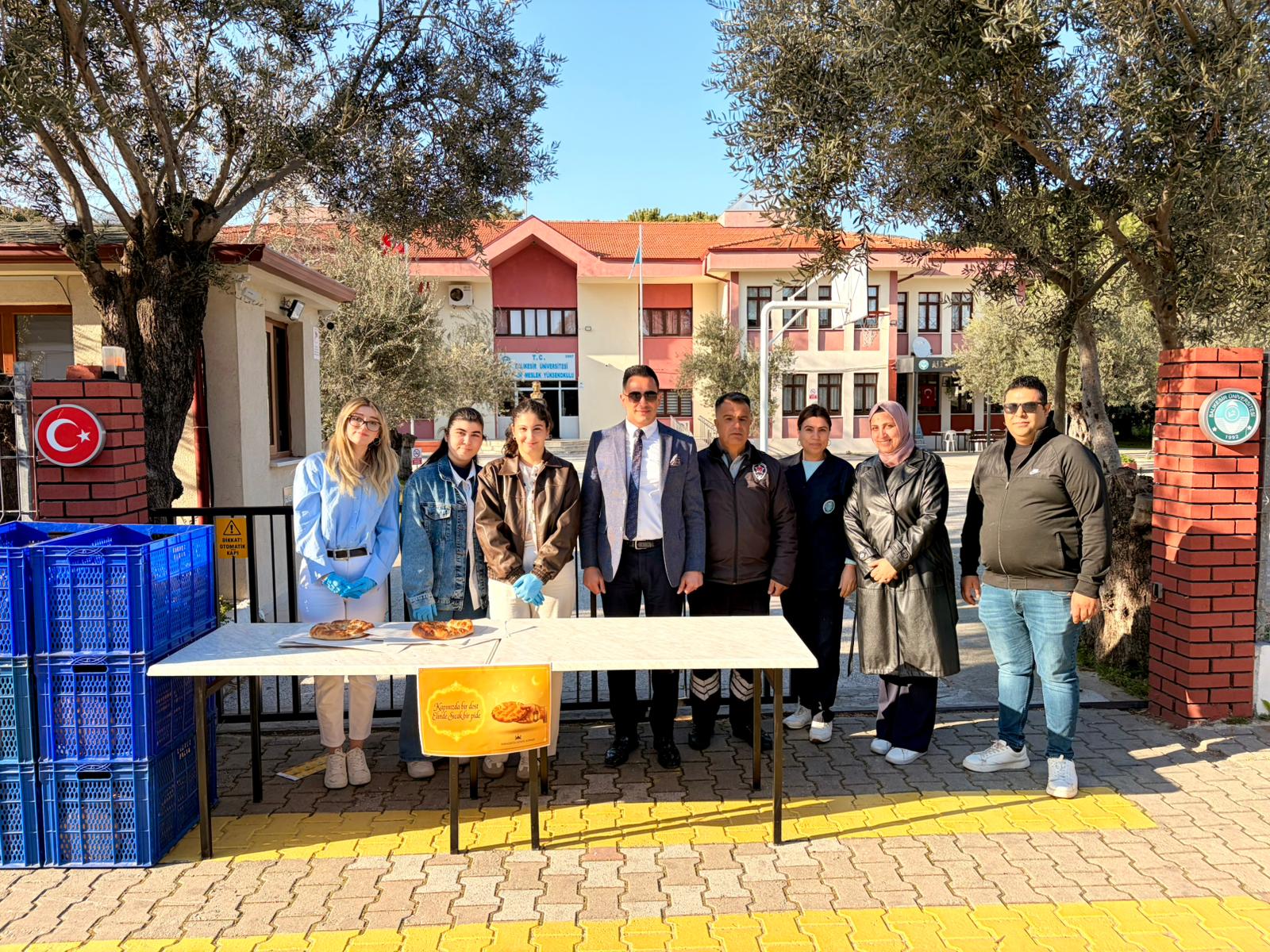 Öğrencilerimiz Vatandaşlarımıza Ramazan Pidesi Dağıttı
