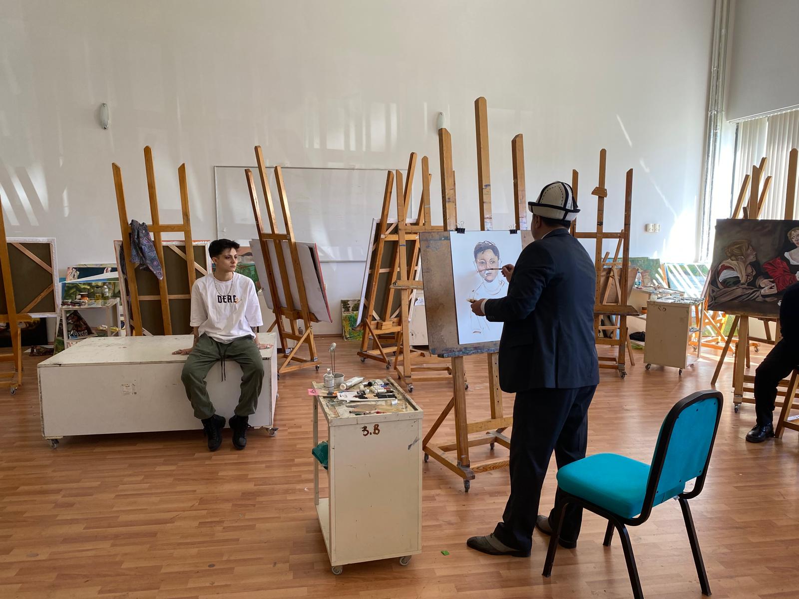 Orhun Değişim Programıyla Gelen Umid Teshaboev, Bölümümüzde Yağlı Boya ve Çizim Çalıştayları Gerçekleştirdi. 8