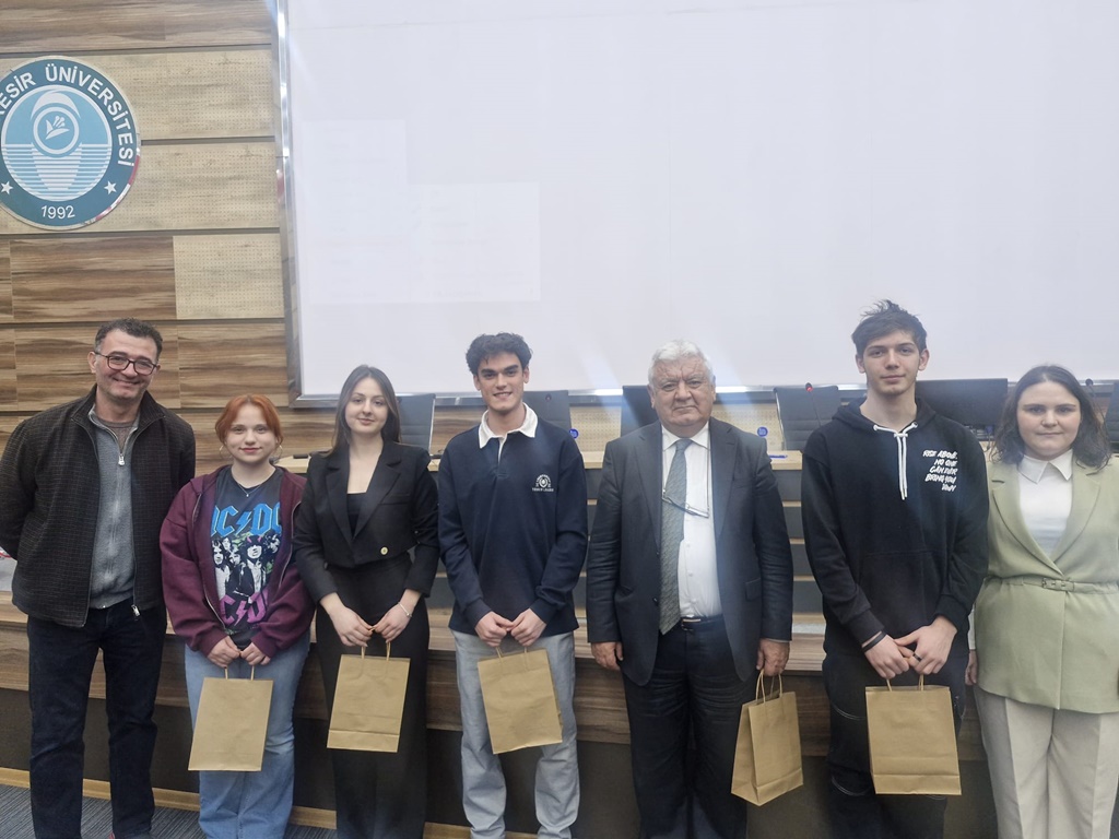 Fakültemiz Dönem-1 Öğrencilerinden Topluma Dokunan Sosyal Sorumluluk Projelerinin Final Sunumları Gerçekleştirildi