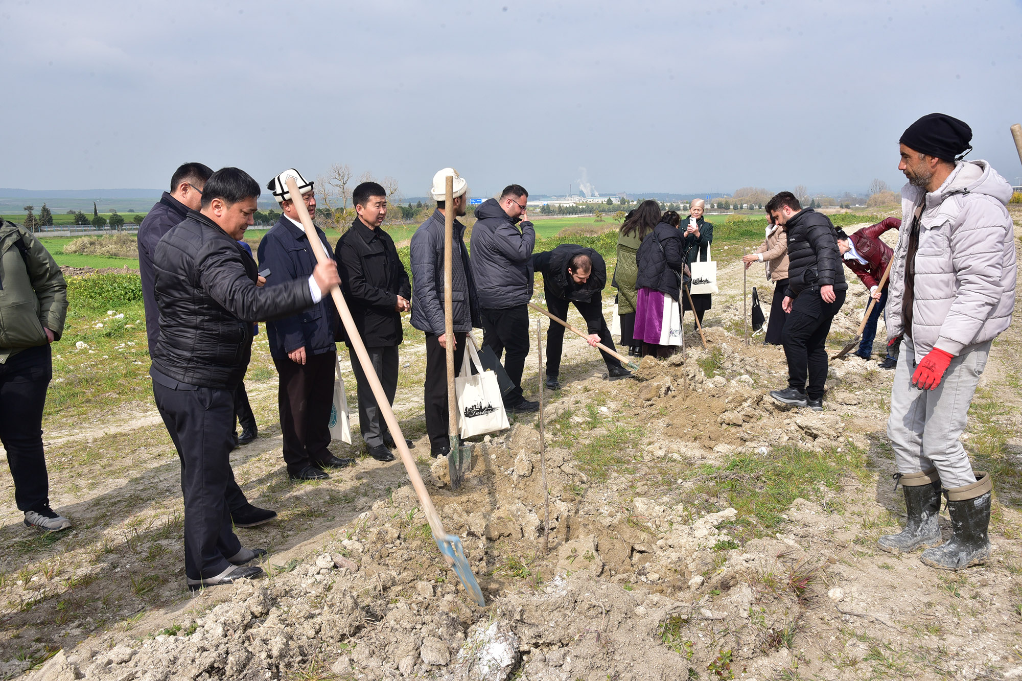 TUSAŞ Şehidi Ekici Anısına, BAÜN’de 1000 Meyve Fidanı Toprakla Buluşturuldu 8