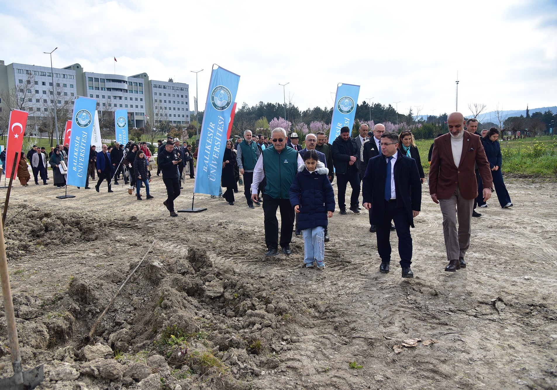 TUSAŞ Şehidi Ekici Anısına, BAÜN’de 1000 Meyve Fidanı Toprakla Buluşturuldu 4