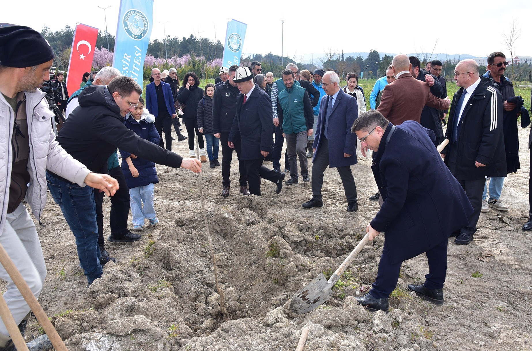 TUSAŞ Şehidi Ekici Anısına, BAÜN’de 1000 Meyve Fidanı Toprakla Buluşturuldu 5