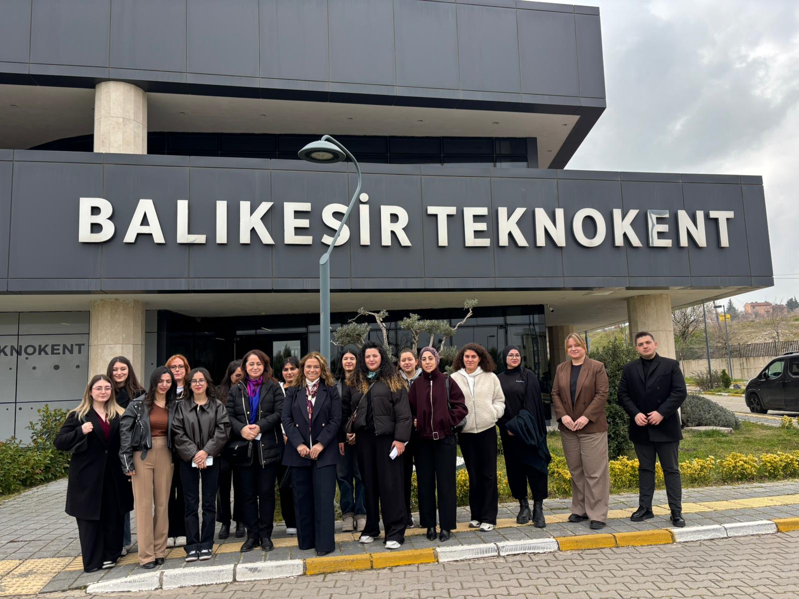 Prof. Dr. Gülay ÖZDEMİR YILMAZ'ın yürüttüğü Girişimcilik dersi kapsamında Balıkesir Teknokent gezisi gerçekleştirildi.  1
