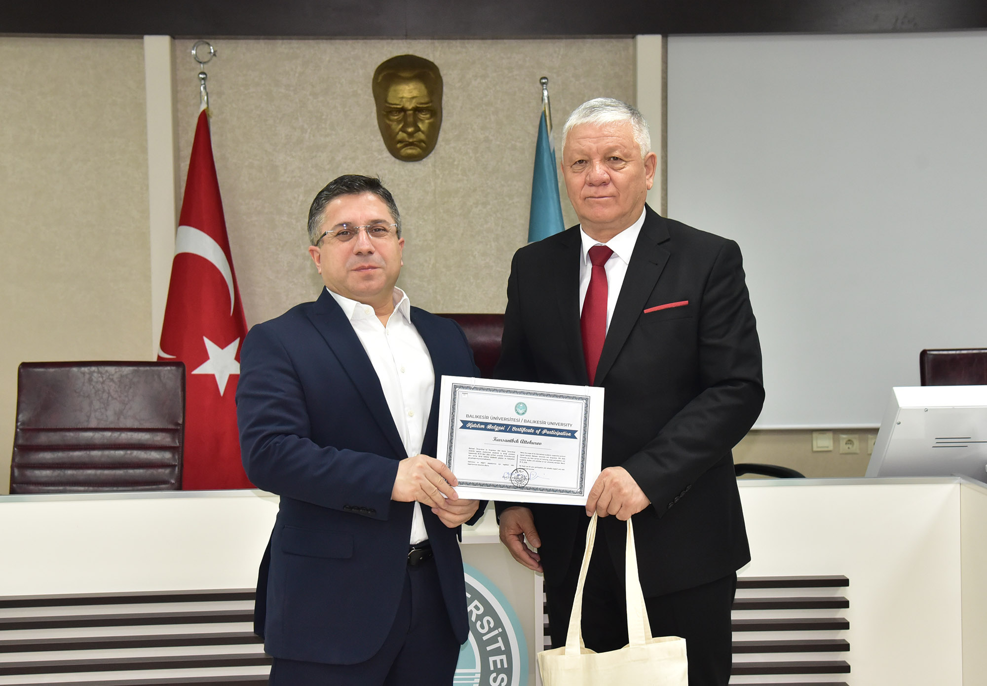 BAÜN'de Türk Dünyası Akademik İş Birliği Kapsamında Kırgız Akademisyenlere Sertifika Töreni 4