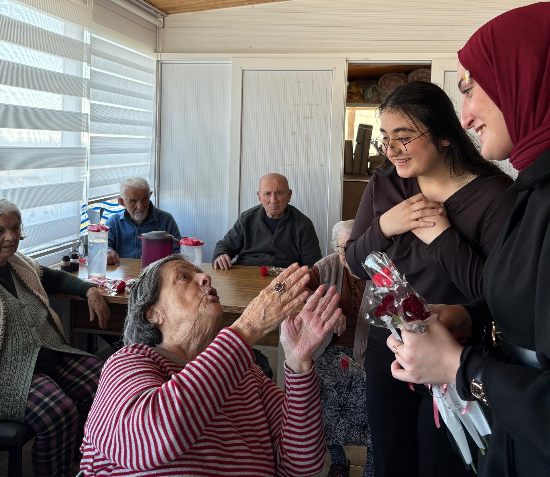 BAÜN Altınoluk MYO Öğrencilerinden Huzurevi Sakinlerine Anlamlı Ziyaret 3