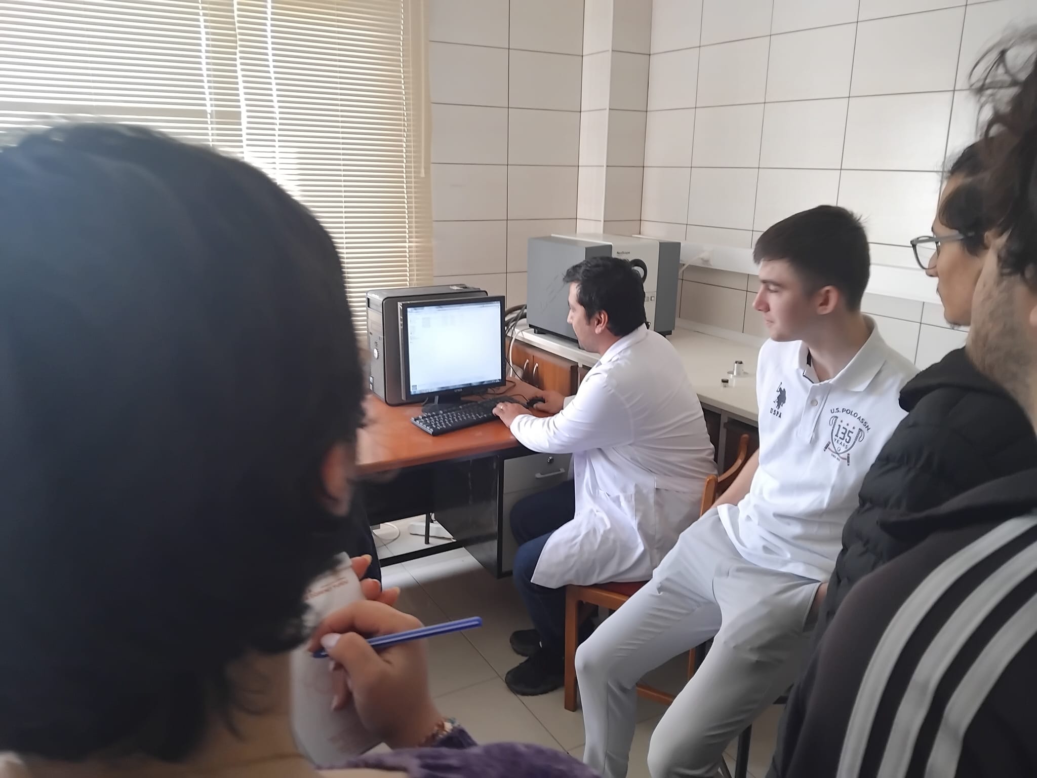 Öğrencilerin laboratuvar incelemesi