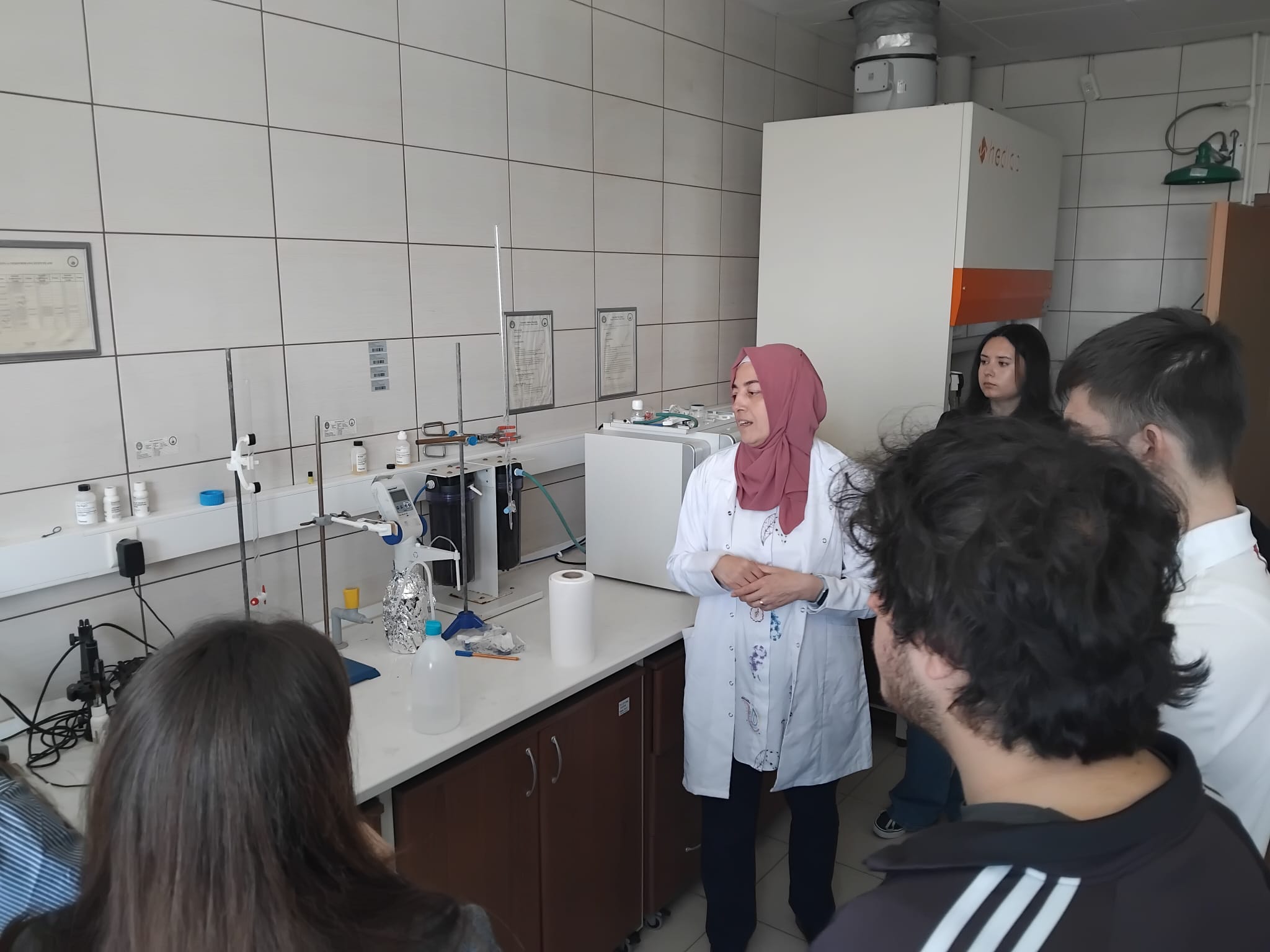 Laboratuvar ziyareti sırasında bilgilendirme