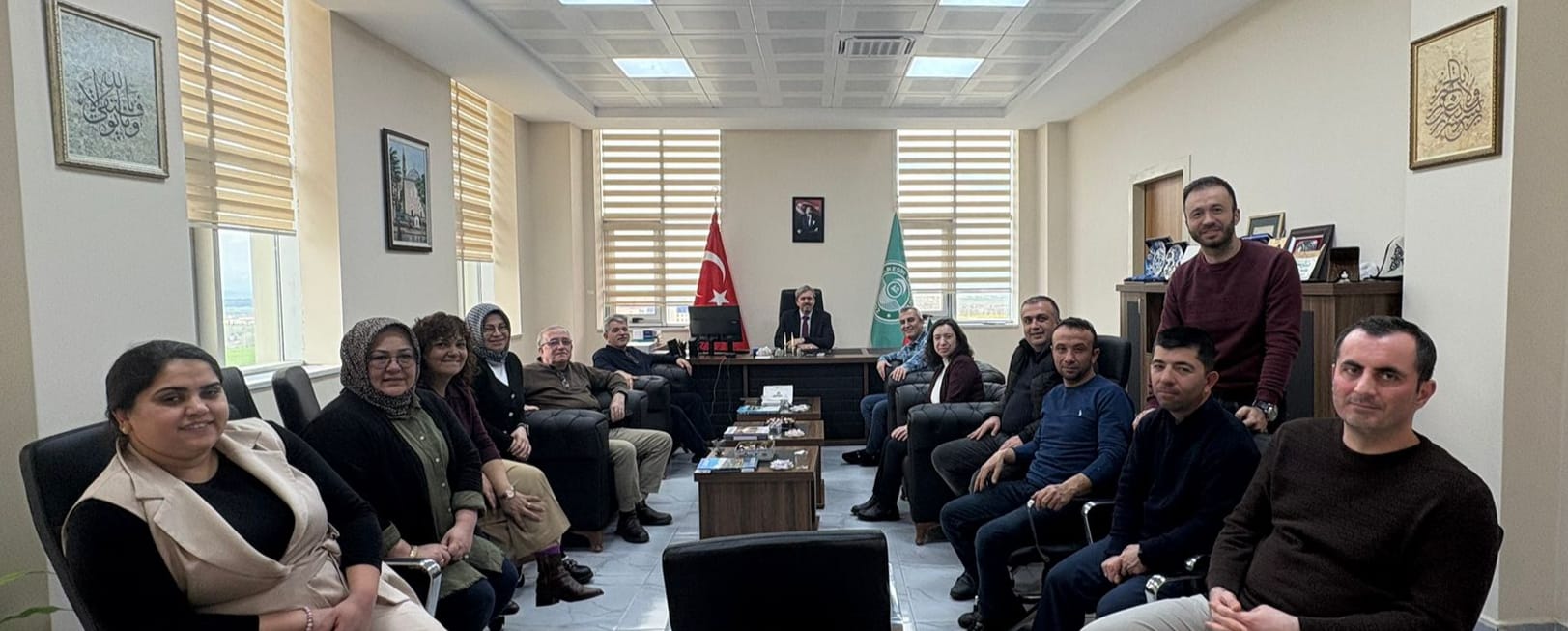 Fakülte yönetimi idari personel ile bayramlaştı. 1