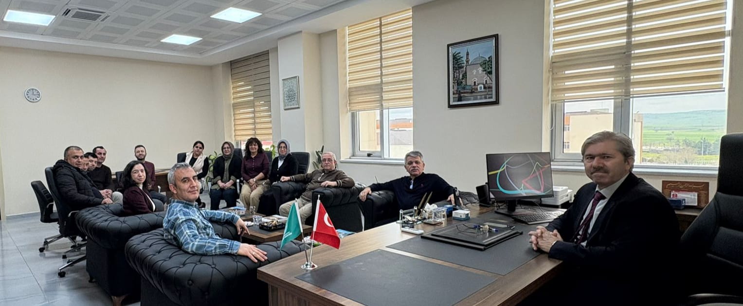 Fakülte yönetimi idari personel ile bayramlaştı.