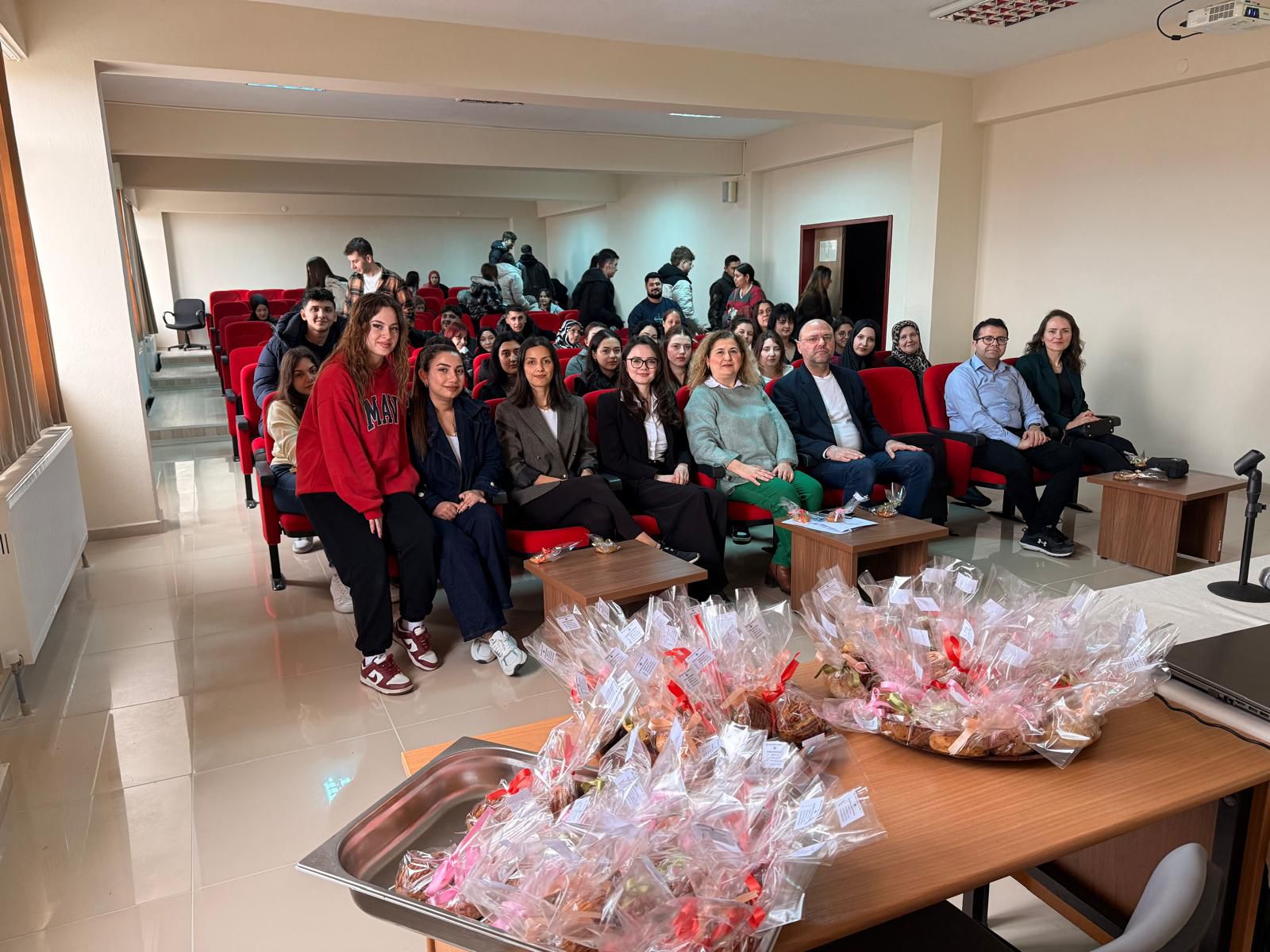 Meslek Yüksekokulumuzda "Atık Yönetimi ve Sürdürülebilir Çözümler" Semineri Düzenlendi