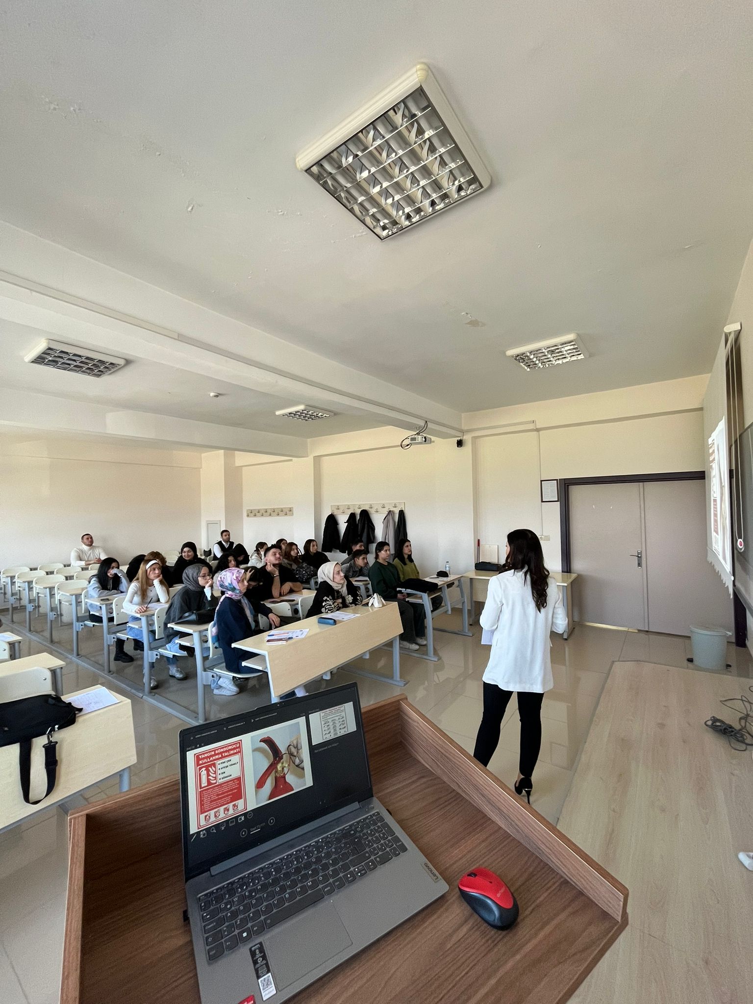 "Occupational Health and Safety" training was conducted for students of the Laboratory and Veterinary Health Department at Savaştepe Vocational School. 1