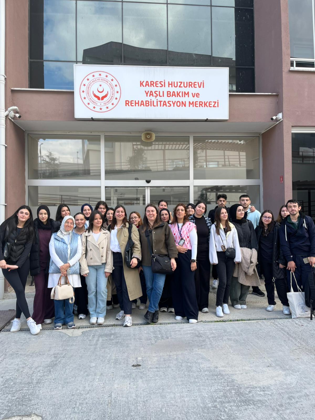 Yaş Alanlara Saygı Haftasında Karesi Huzurevi'nde Sağlıklı Yaşlanma İçin "Ritim ve Dans Etkinliği" 
