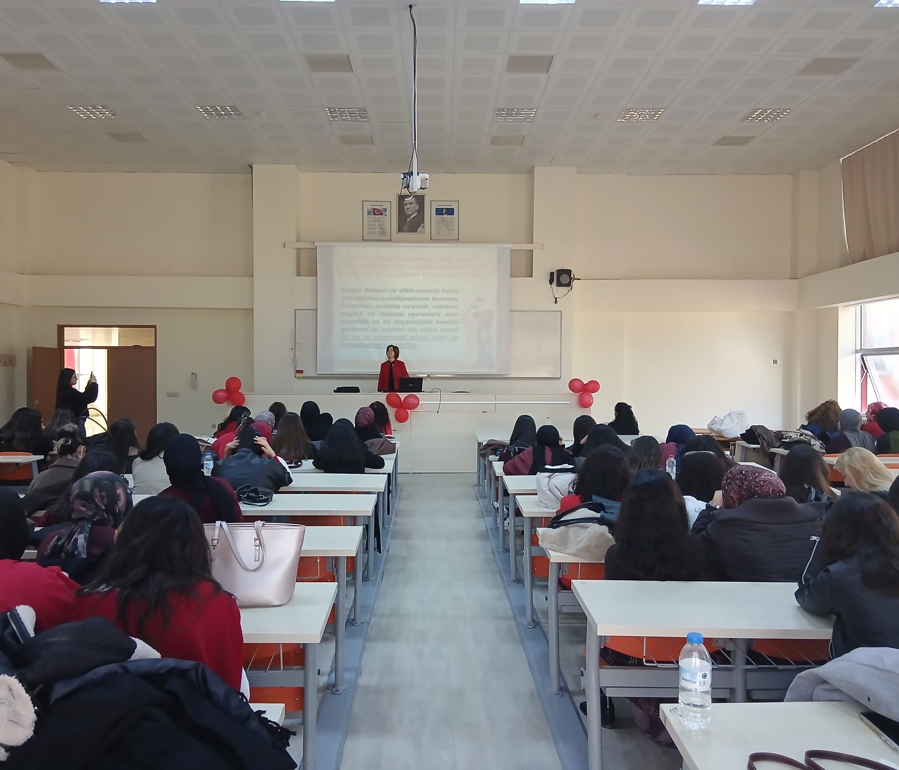 Kırmızıyla Gelen Farkındalık: BAÜN’de Otizme Dikkat Çekildi 4