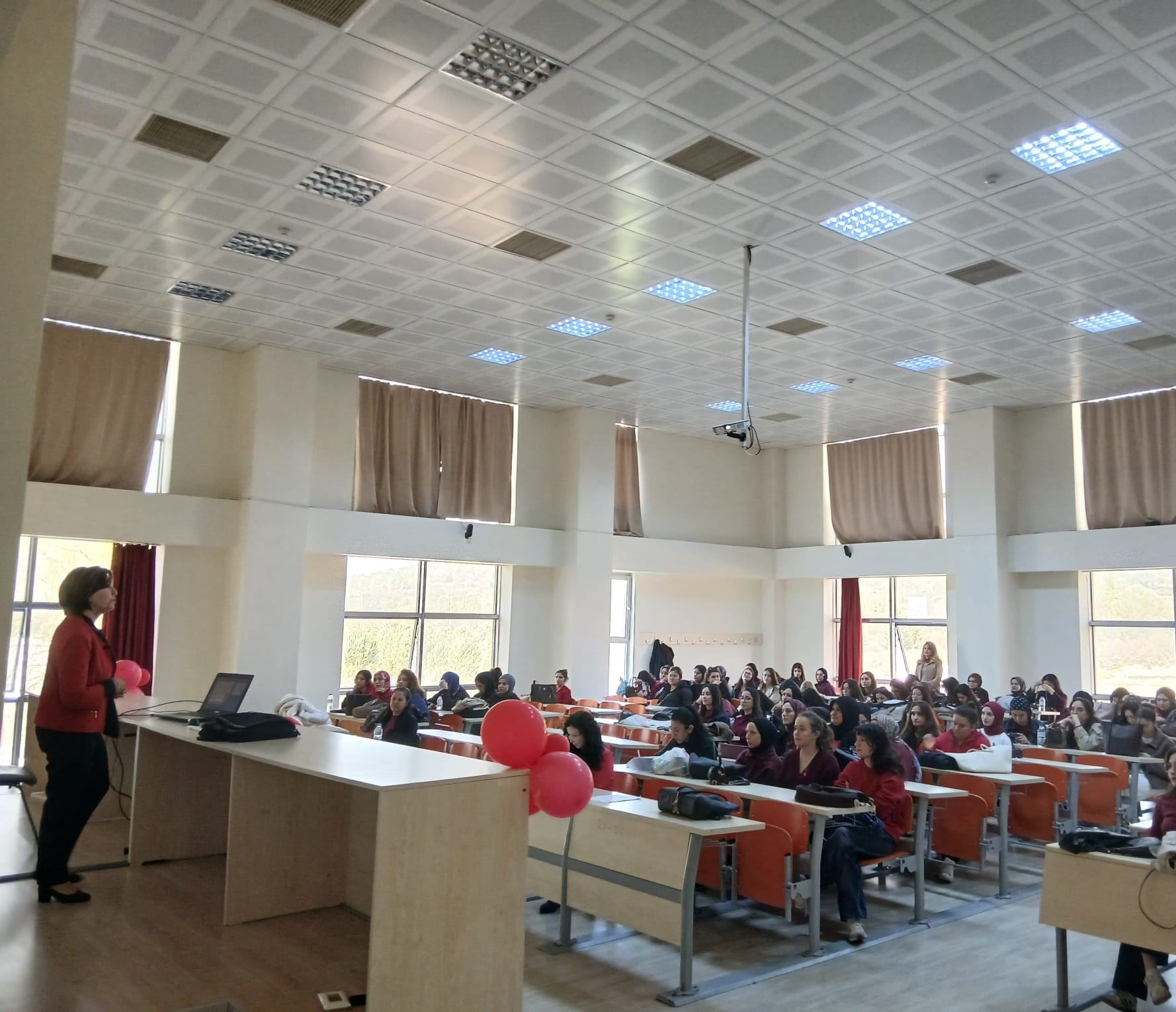 Kırmızıyla Gelen Farkındalık: BAÜN’de Otizme Dikkat Çekildi 3