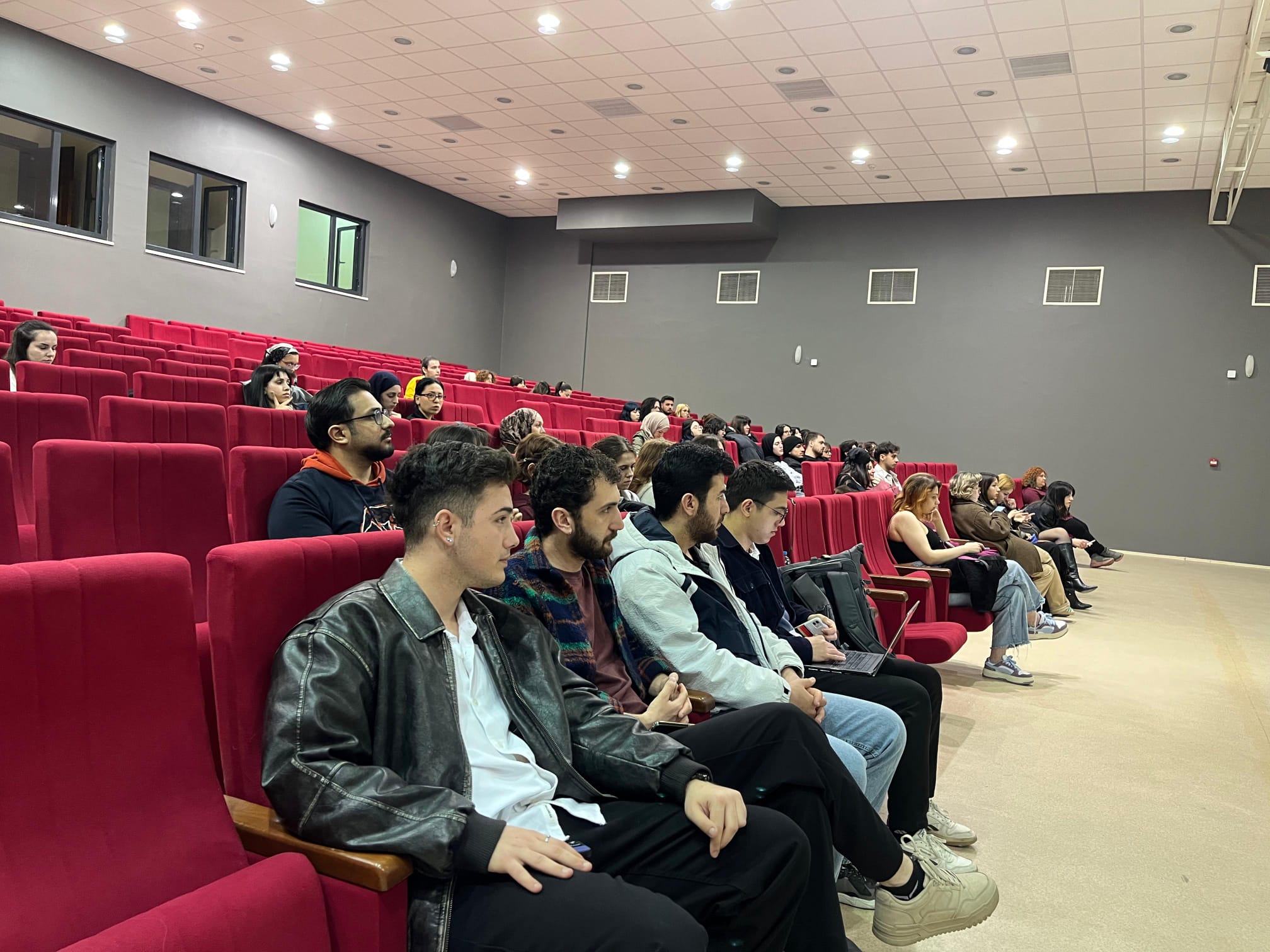 Internship Information and Experience Sharing Meeting Held in Our Department 11