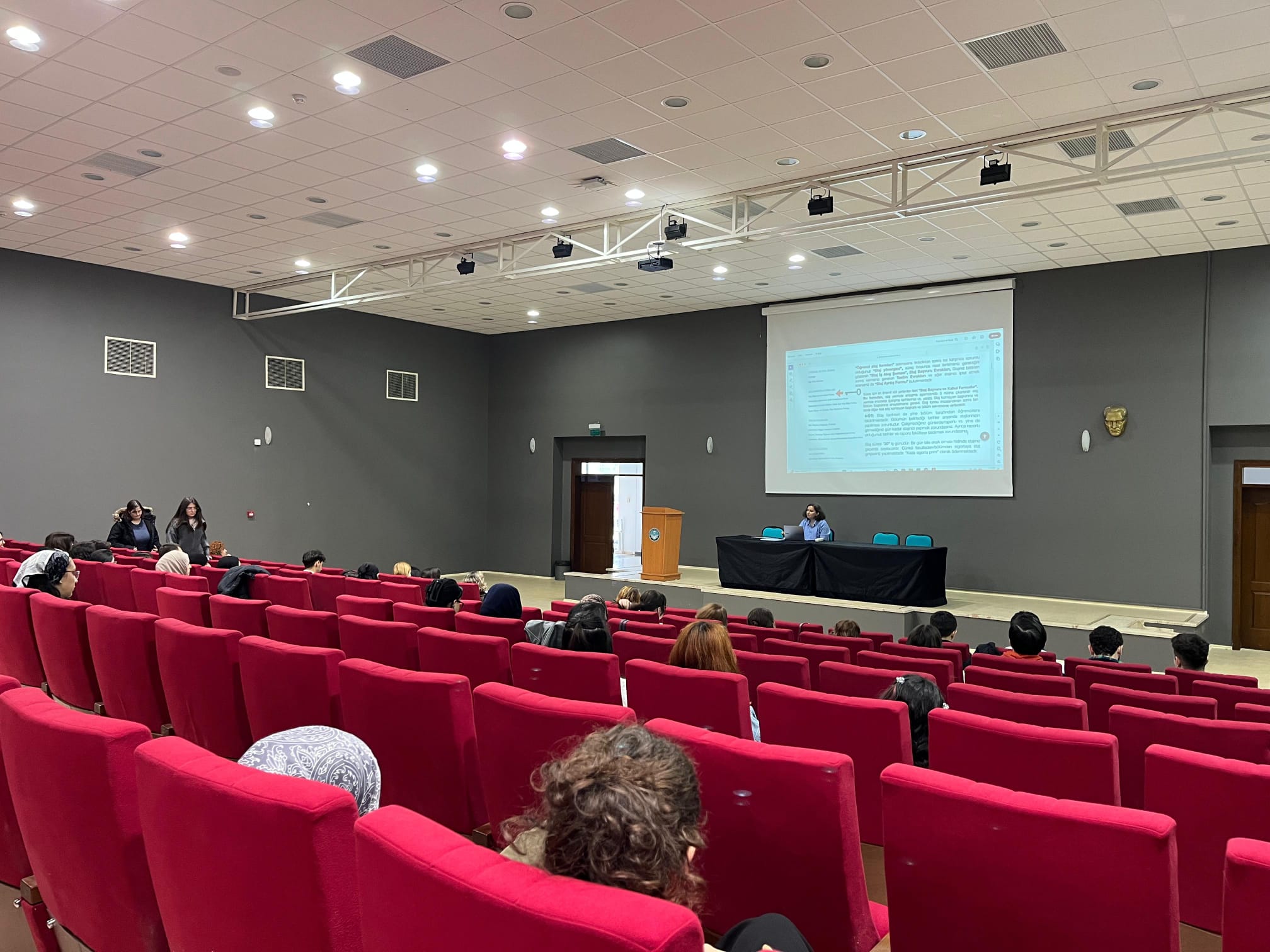 Internship Information and Experience Sharing Meeting Held in Our Department 14