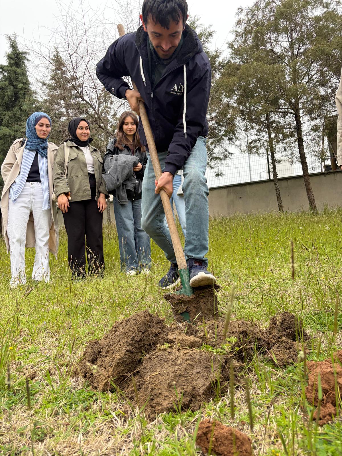 Bigadiç MYO'da Geleceğe Nefes Olan Fidan Dikim Etkinliği 6