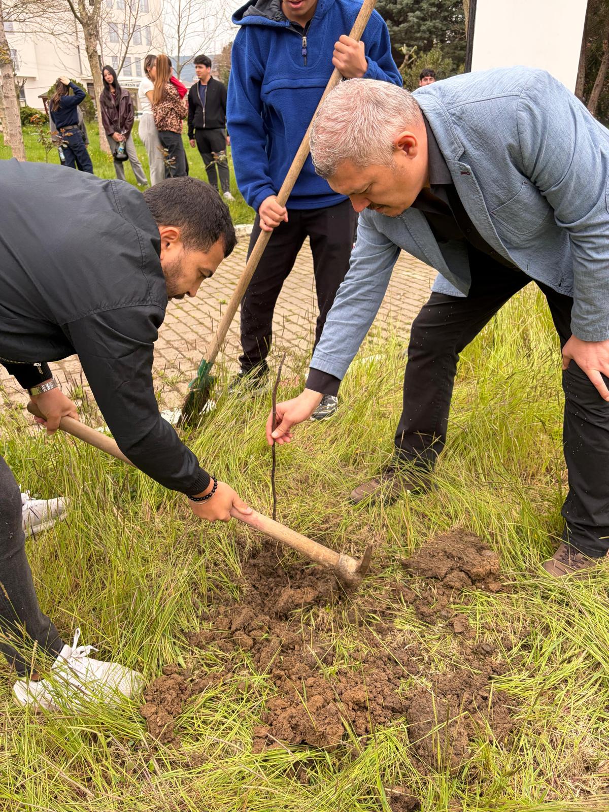 Bigadiç MYO'da Geleceğe Nefes Olan Fidan Dikim Etkinliği 8