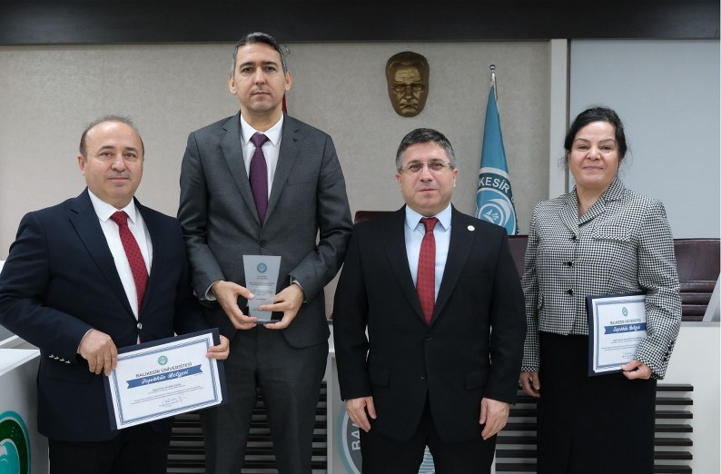 Rektör Oğrulu Kurumsal Akreditasyon Başarısı için Kimya Bölüm Başkanı Çiçek e Teşekkür Belgesini Verdi