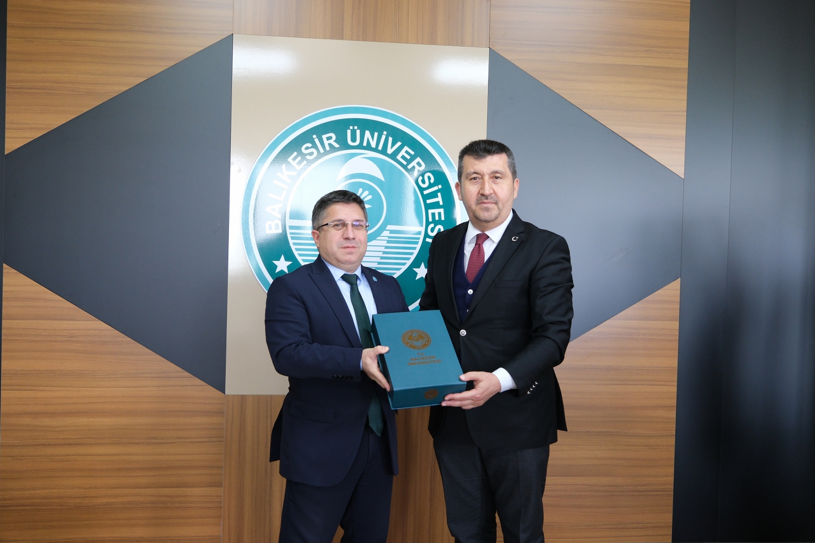 ASBÜ Rektörü Arıcan’dan Rektör Oğurlu’ya Ziyaret 4