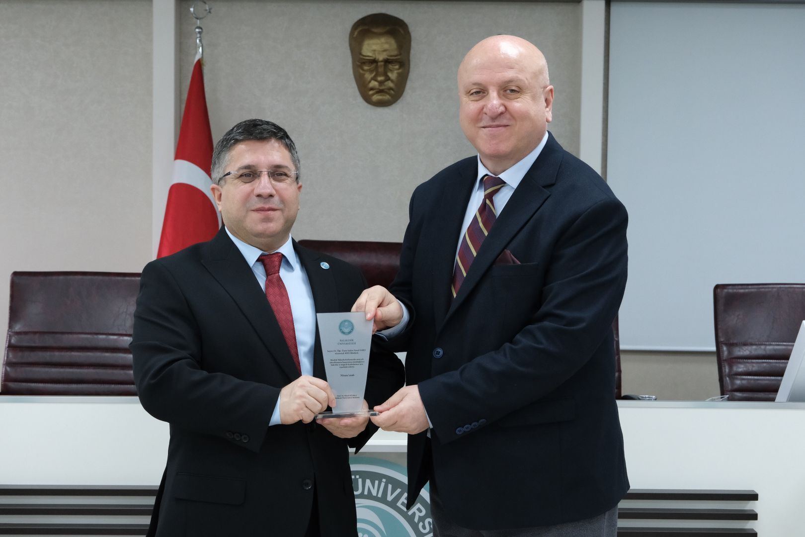 Rektörümüz Prof. Dr. Yücel OĞURLU tarafından Yüksekokulumuza teşekkür plaketi