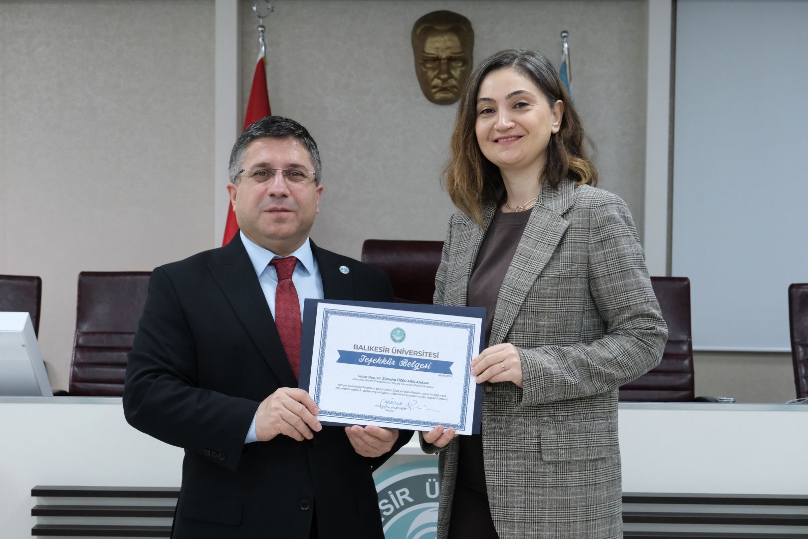Rektörümüz Prof. Dr. Yücel OĞURLU tarafından Yüksekokulumuza teşekkür plaketi 1