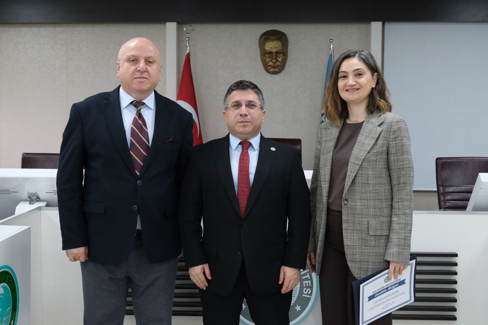 Rektörümüz Prof. Dr. Yücel OĞURLU tarafından Yüksekokulumuza teşekkür plaketi 2