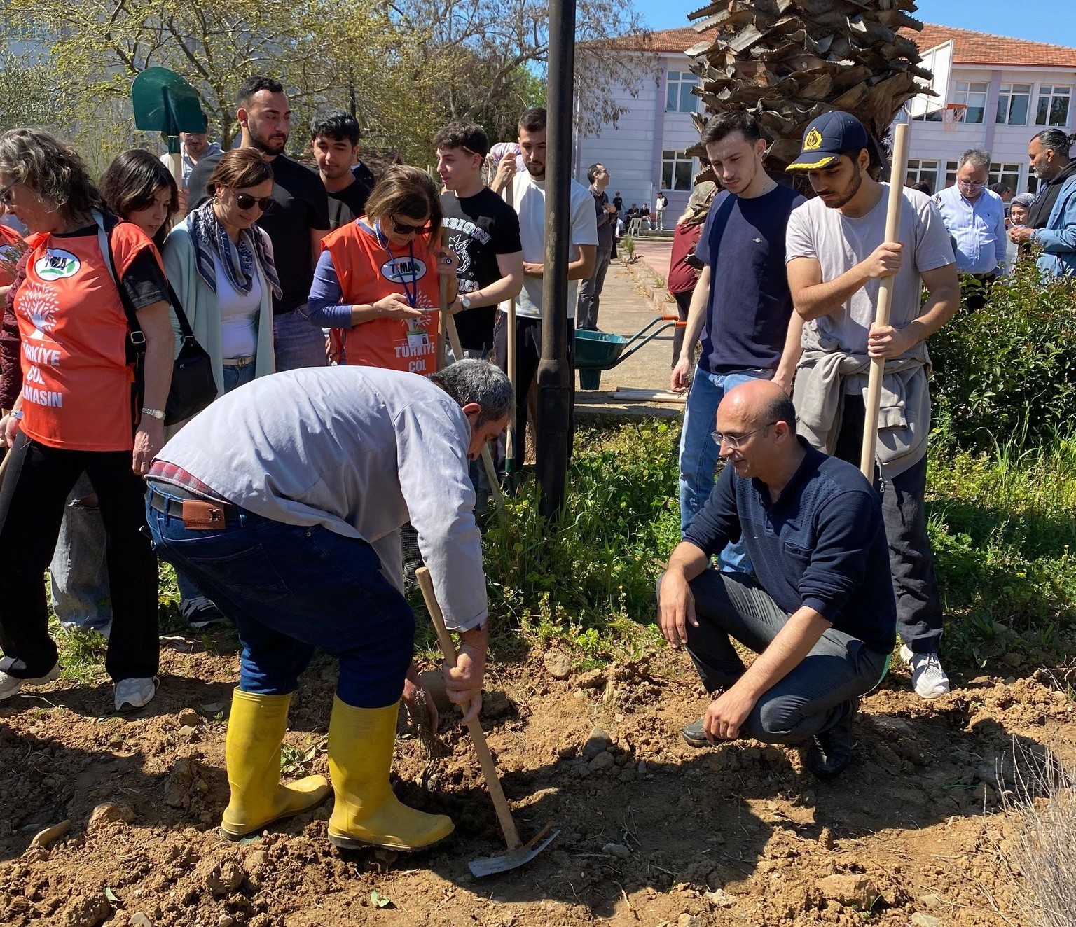 BAÜN Edremit MYO’dan Toprağa Değer Katan Etkinlik: Lavantalar Toprakla Buluşturdu 2