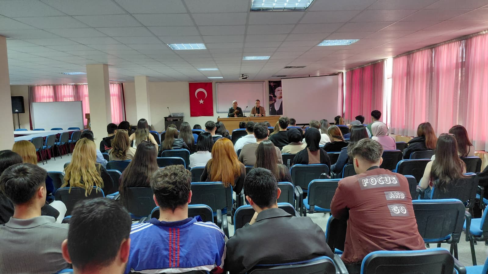 İşletme Yönetimi Programı 2025-2026 Eğitim-Öğretim Dönemi Birinci ve İkinci Sınıf öğrencilerine yönelik Müdür - Öğrenci Görüşmesi Gerçekleşti. 2
