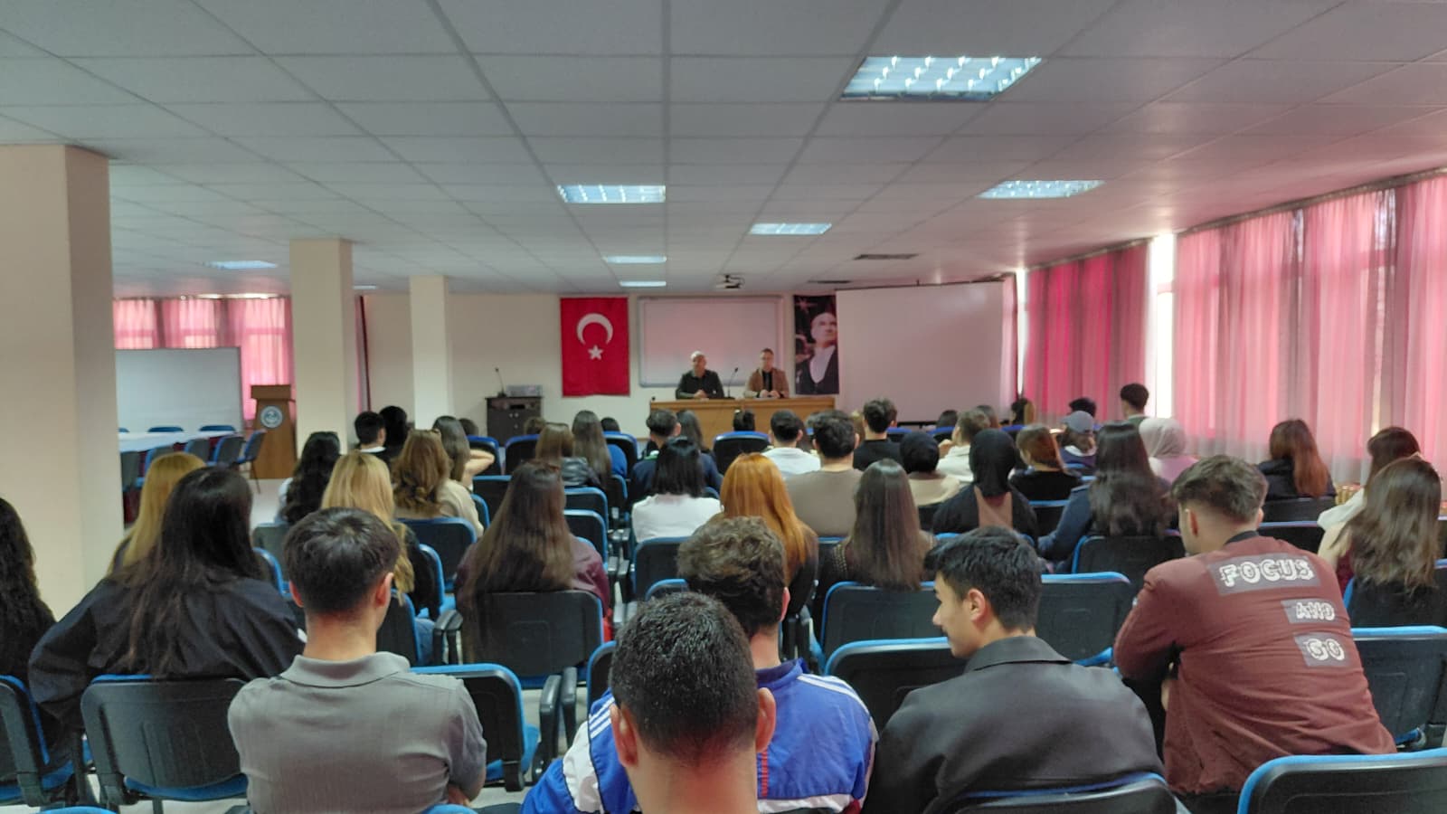 İşletme Yönetimi Programı, 2025-2026 Eğitim-Öğretim Dönemi 1. ve 2. Sınıf öğrencilerine yönelik Müdür - Öğrenci Görüşmesi Gerçekleşti. 3