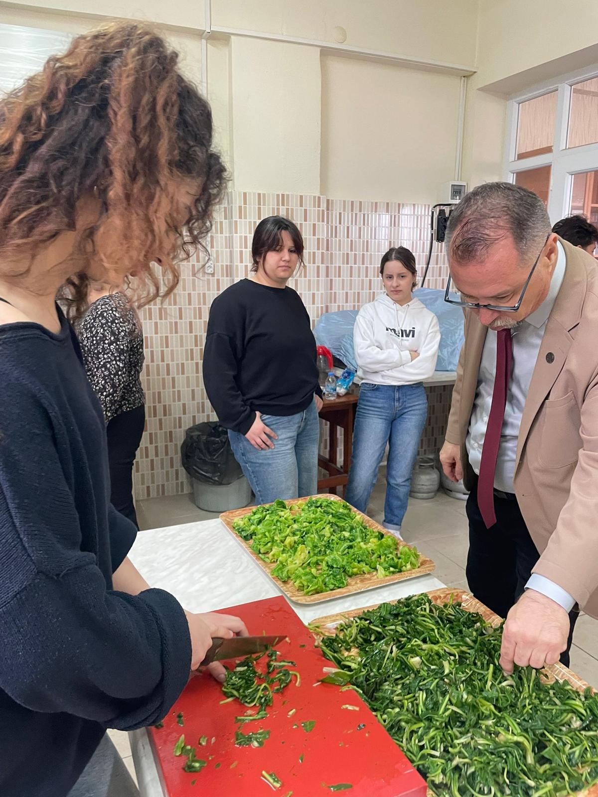 Mutfak Hizmetleri Dersinde Zeytinyağlı Ot Yemekleri Etkinliği 6