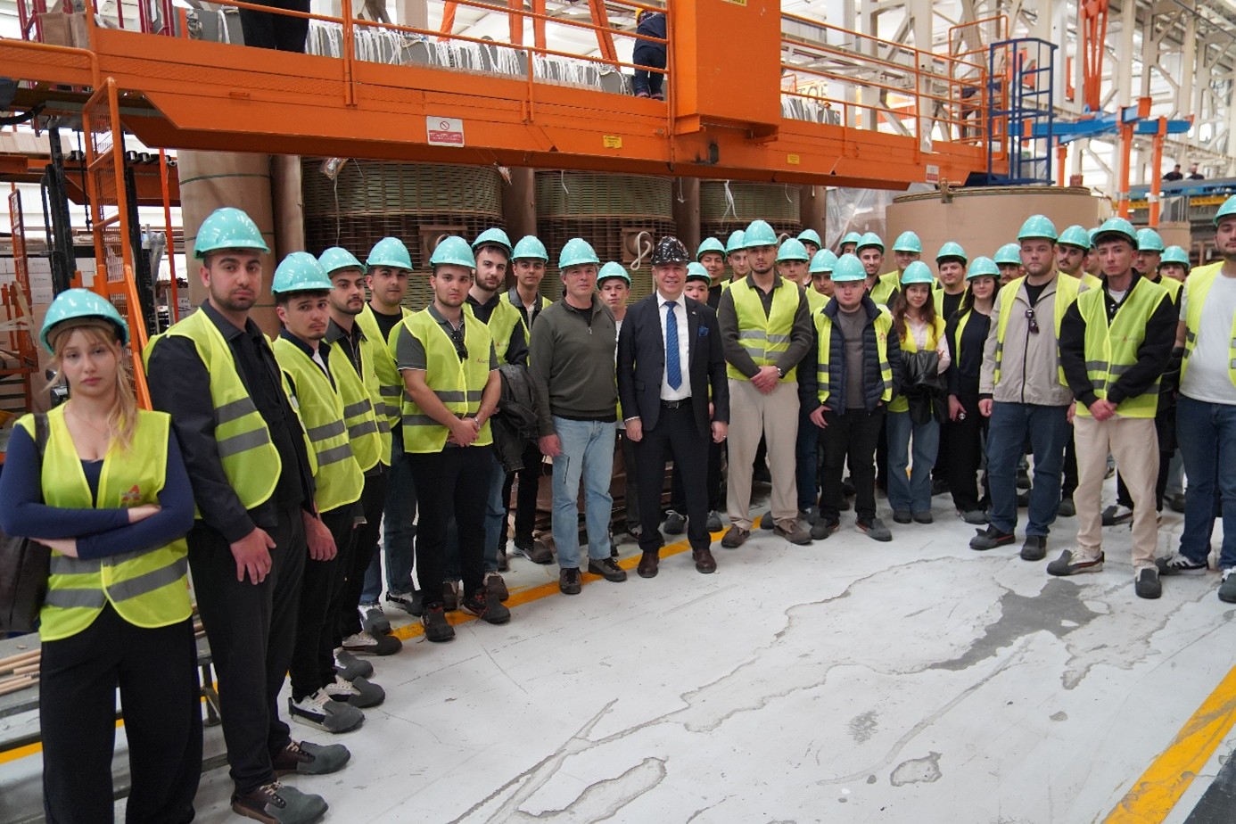 ASTOR TRANSFORMATOR GELECEĞİN ENERJİSİNE YOLCULUK: TEORİDEN UYGULAMAYA GERÇEK BİR SEKTÖR DENEYİMİ 10