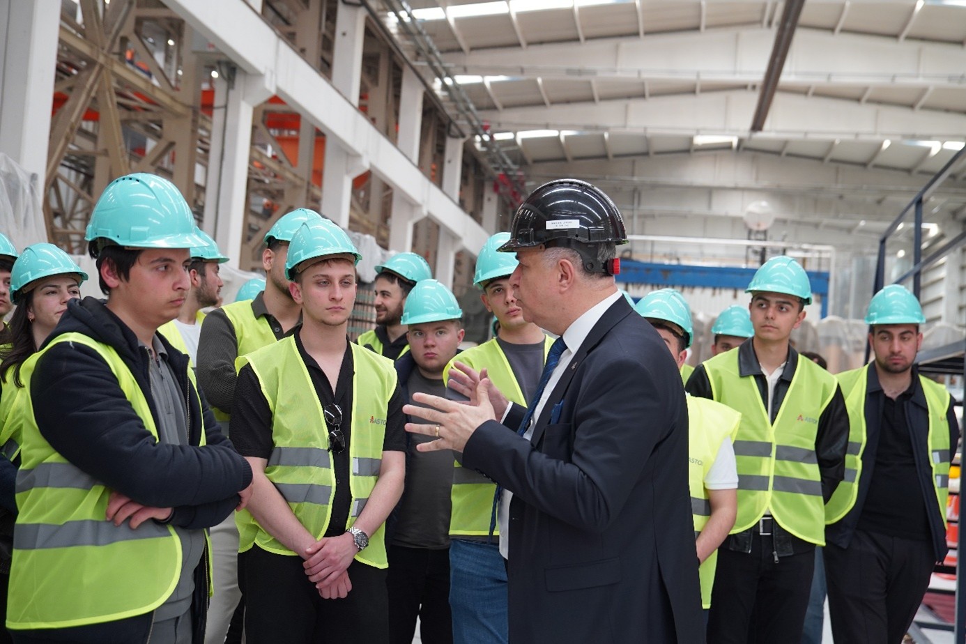 ASTOR TRANSFORMATOR GELECEĞİN ENERJİSİNE YOLCULUK: TEORİDEN UYGULAMAYA GERÇEK BİR SEKTÖR DENEYİMİ 9